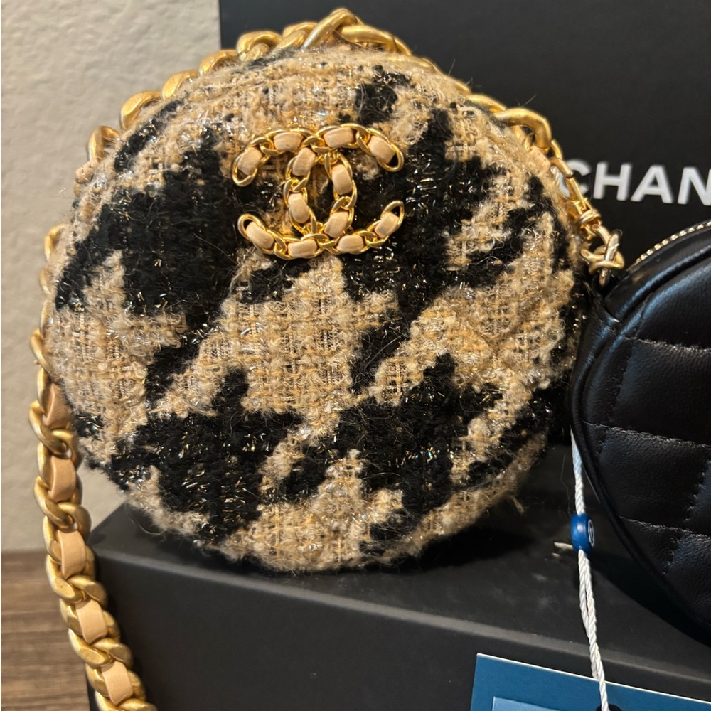 CHANEL 19 Collection Houndstooth Tweed Lambskin Round Crossbody W/ Coinpurse - Picture 2 of 16